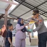 Kapolsek Widang Bagikan Beras Gratis kepada Warga Masyarakat