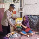 Sambang Desa Binaan, Bhabinkamtibmas Polsek Widang Bagikan Beras Gratis