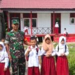 Kunjungi Sekolah Dasar, Babinsa Ritan Baru Tekankan Pentingnya Kebersihan