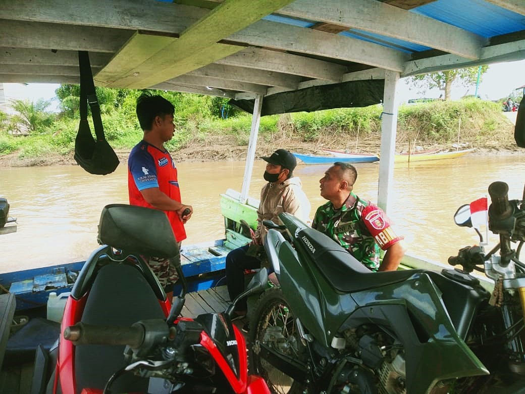 Komsos, Babinsa Bukit Jering Tekankan Keselamatan Pengguna Transportasi Sungai