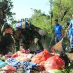 Bersama Masyarakat, Lanud Sultan Hasanuddin Gelar Bakti Teritorial Prima Bersihkan Lingkungan