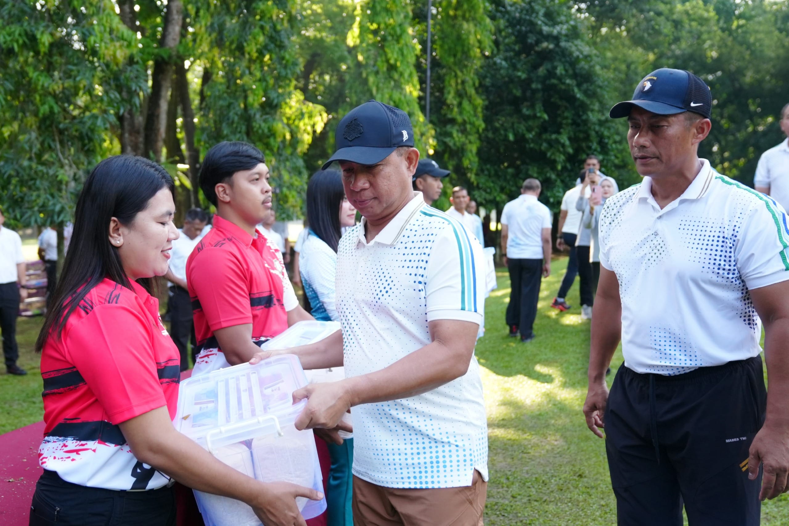 Panglima TNI Bagikan Ratusan Paket Sembako dan Lepas Ratusan Ekor Burung di Mabes TNI Panglima TNI Bagikan Ratusan Paket Sembako dan Lepas Ratusan Ekor Burung di Mabes TNI