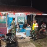 Ciptakan Kondisi Aman, Babinsa Koramil Sangsanga Bersama Warga Terapkan Siskamling