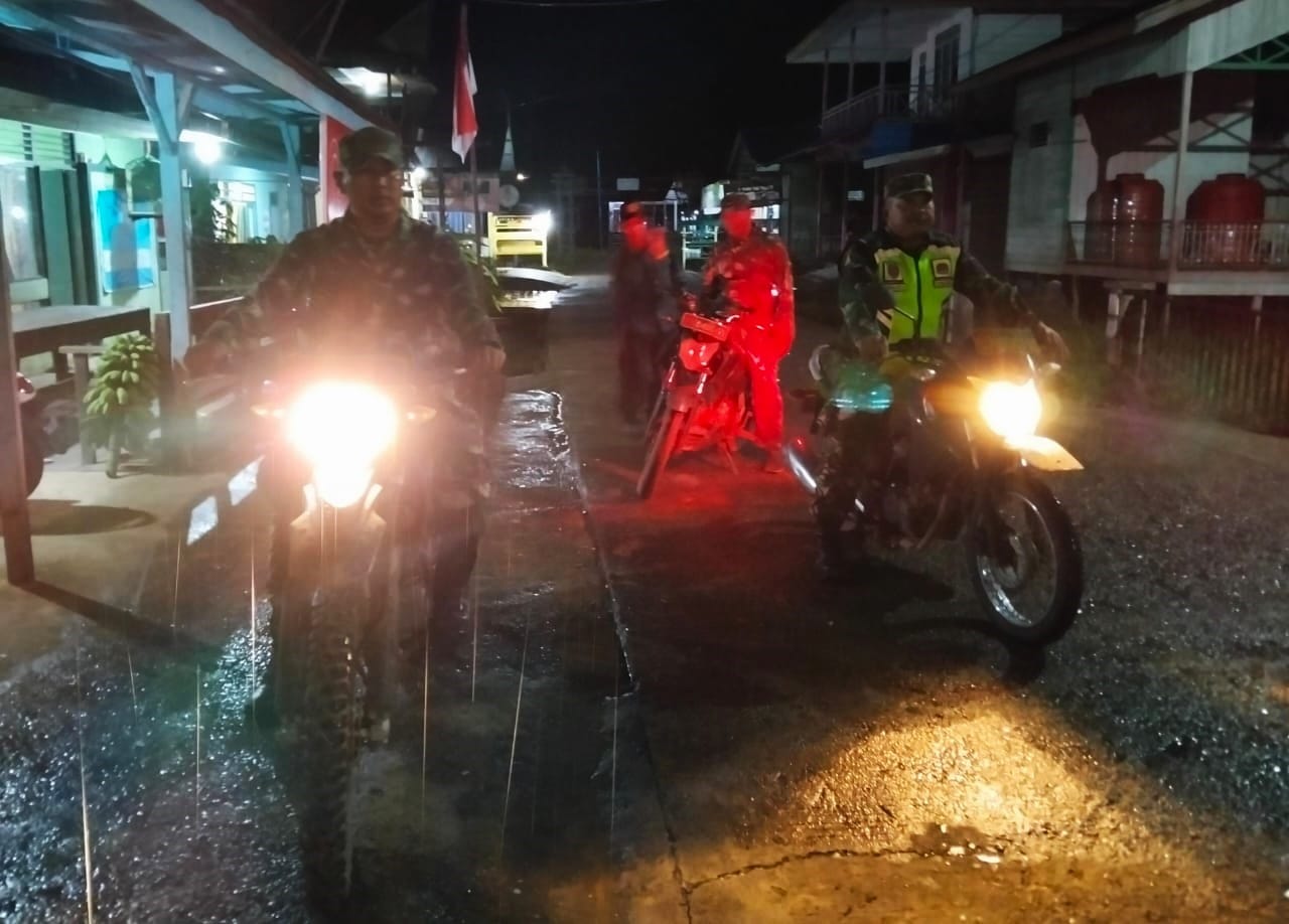 Babinsa Koramil Tabang Bersama Warga, Ciptakan Kondusifitas Wilayah Lewat Patroli Siskamling Babinsa Koramil Tabang Bersama Warga, Ciptakan Kondusifitas Wilayah Lewat Patroli Siskamling