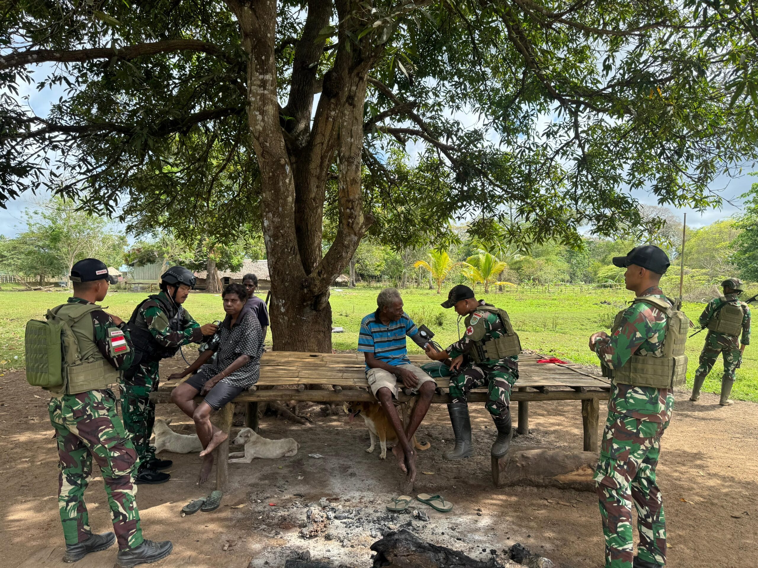 Menebar Sehat, Merajut Kepedulian: Satgas TNI Pos Tomerau Hadir untuk Warga Kampung Tomerau