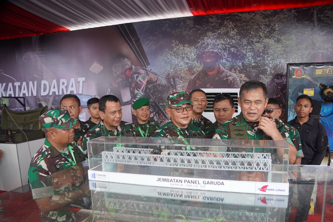 Kasad Jenderal TNI Maruli Simanjuntak Tinjau Stand Zeni AD di TNI AD FAIR 2025 Kasad Jenderal TNI Maruli Simanjuntak Tinjau Stand Zeni AD di TNI AD FAIR 2025