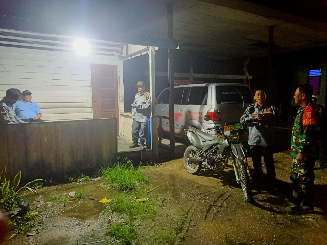 Cegah Gangguan Kamtibmas di Malam Hari, Babinsa Teluk Bingkai Ajak Warga Keliling Desa