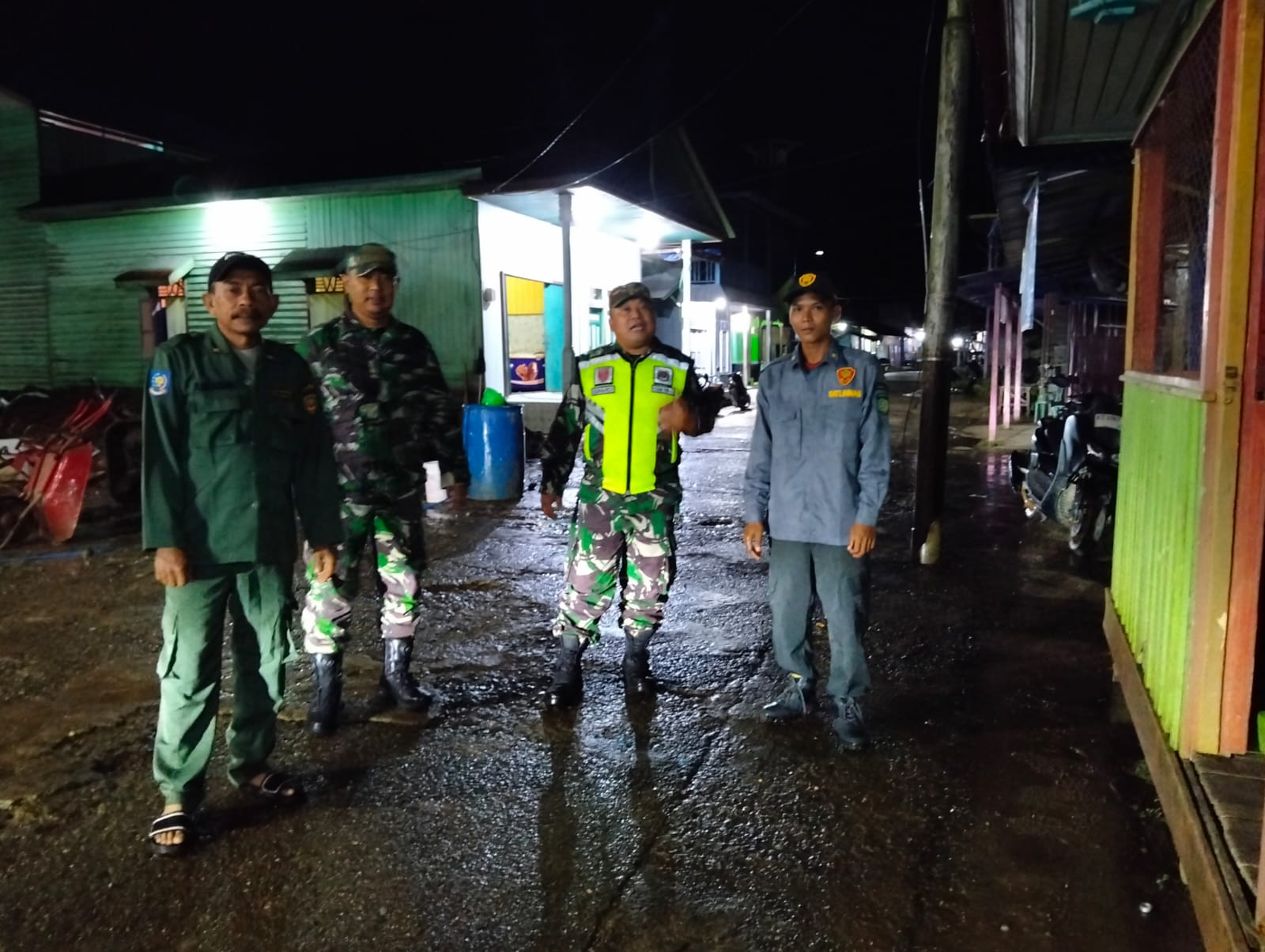 Babinsa Koramil Tabang Patroli Siskamling Bersama Warga Cegah Gangguan Kamtibmas