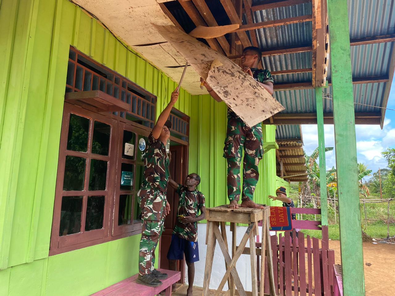 Peduli Sesama, Prajurit 312 Perbaiki Rumah Warga di Ujung Negeri