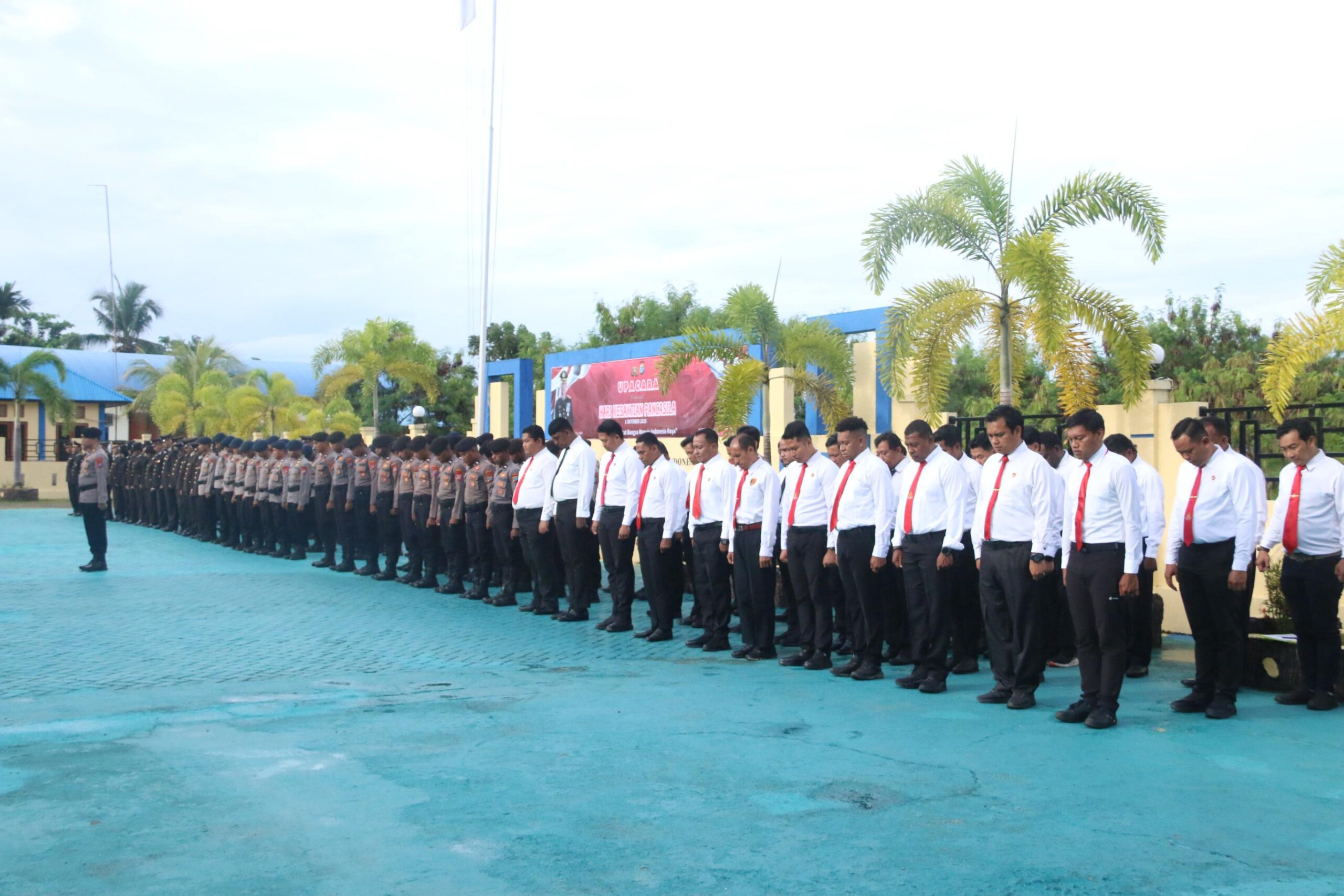 Kapolda Papua Barat Daya Pimpin Upacara Hari Kesaktian Pancasila, Teguhkan Persatuan dan Nilai Luhur Bangsa Kapolda Papua Barat Daya Pimpin Upacara Hari Kesaktian Pancasila, Teguhkan Persatuan dan Nilai Luhur Bangsa