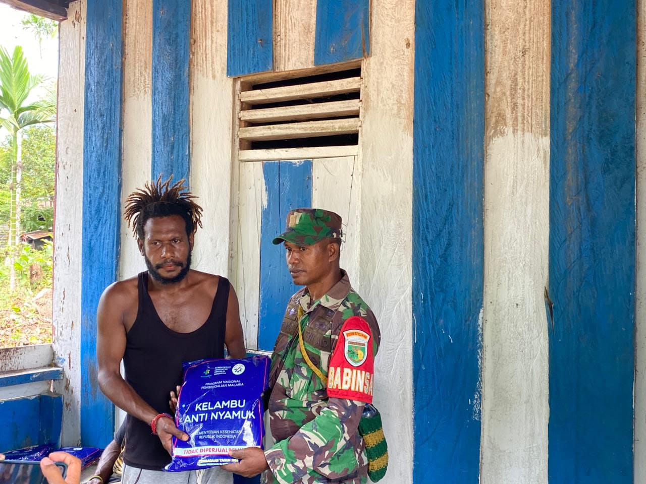 Peduli Kesehatan Warga Binaan, Babinsa Koramil 1710-06/Agimuga Dampingi Nakes Bagikan Kelambu Berinsektisida Peduli Kesehatan Warga Binaan, Babinsa Koramil 1710-06/Agimuga Dampingi Nakes Bagikan Kelambu Berinsektisida