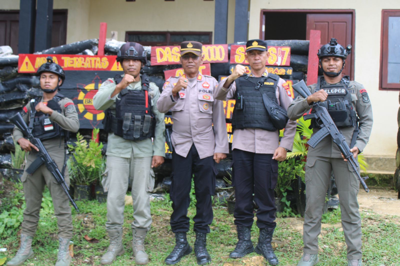 Polres Maybrat Salurkan Bantuan Sembako ke Pos Brimob Ayata dan Pos Aisah di Distrik Aifat Timur dan Aifat Timur Tengah Polres Maybrat Salurkan Bantuan Sembako ke Pos Brimob Ayata dan Pos Aisah di Distrik Aifat Timur dan Aifat Timur Tengah