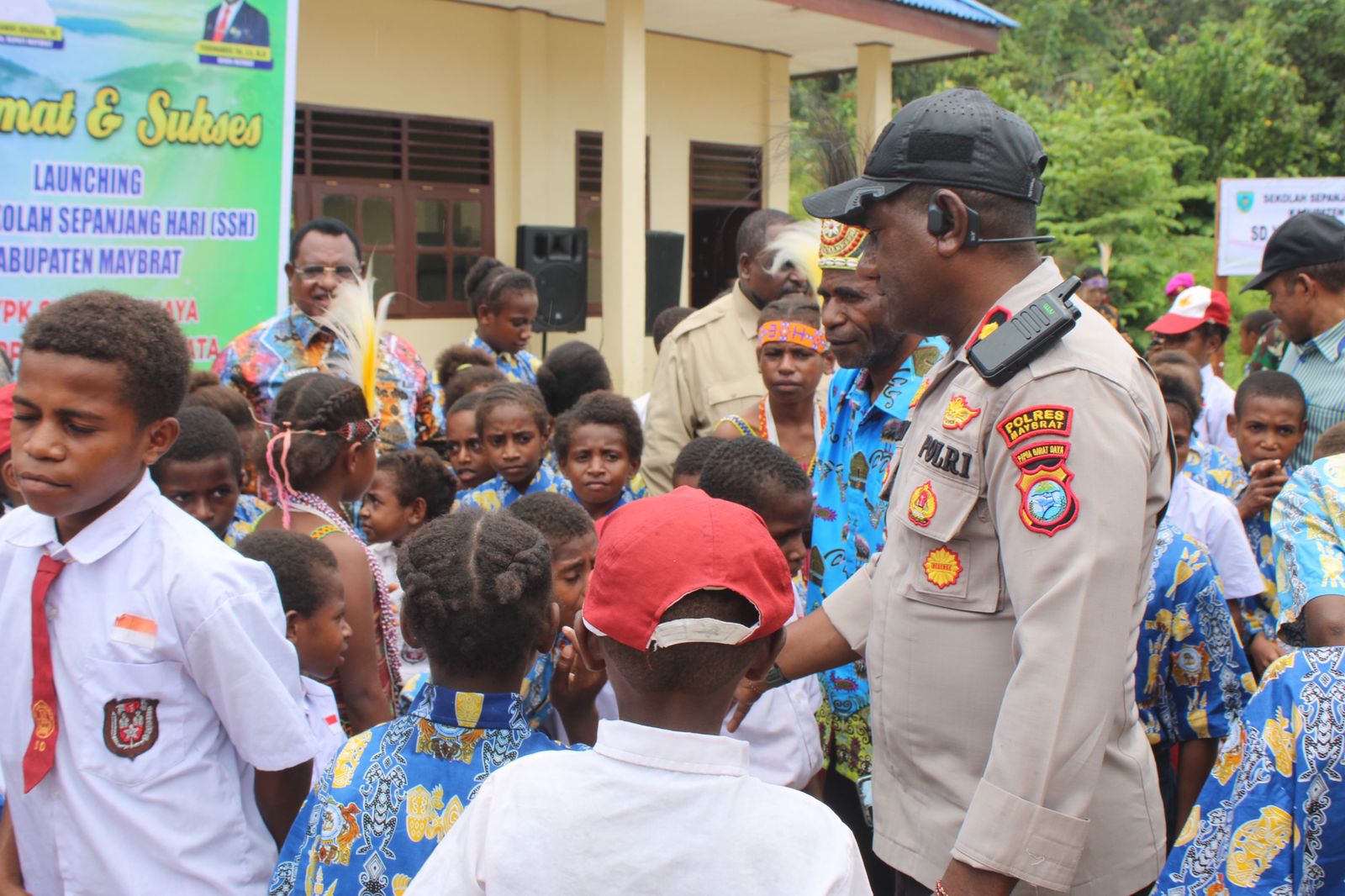 Kapolres Maybrat Hadiri Launching Program Sekolah Sepanjang Hari (SSH) di di SD YPPK St. Petrus Ayata Kapolres Maybrat Hadiri Launching Program Sekolah Sepanjang Hari (SSH) di di SD YPPK St. Petrus Ayata