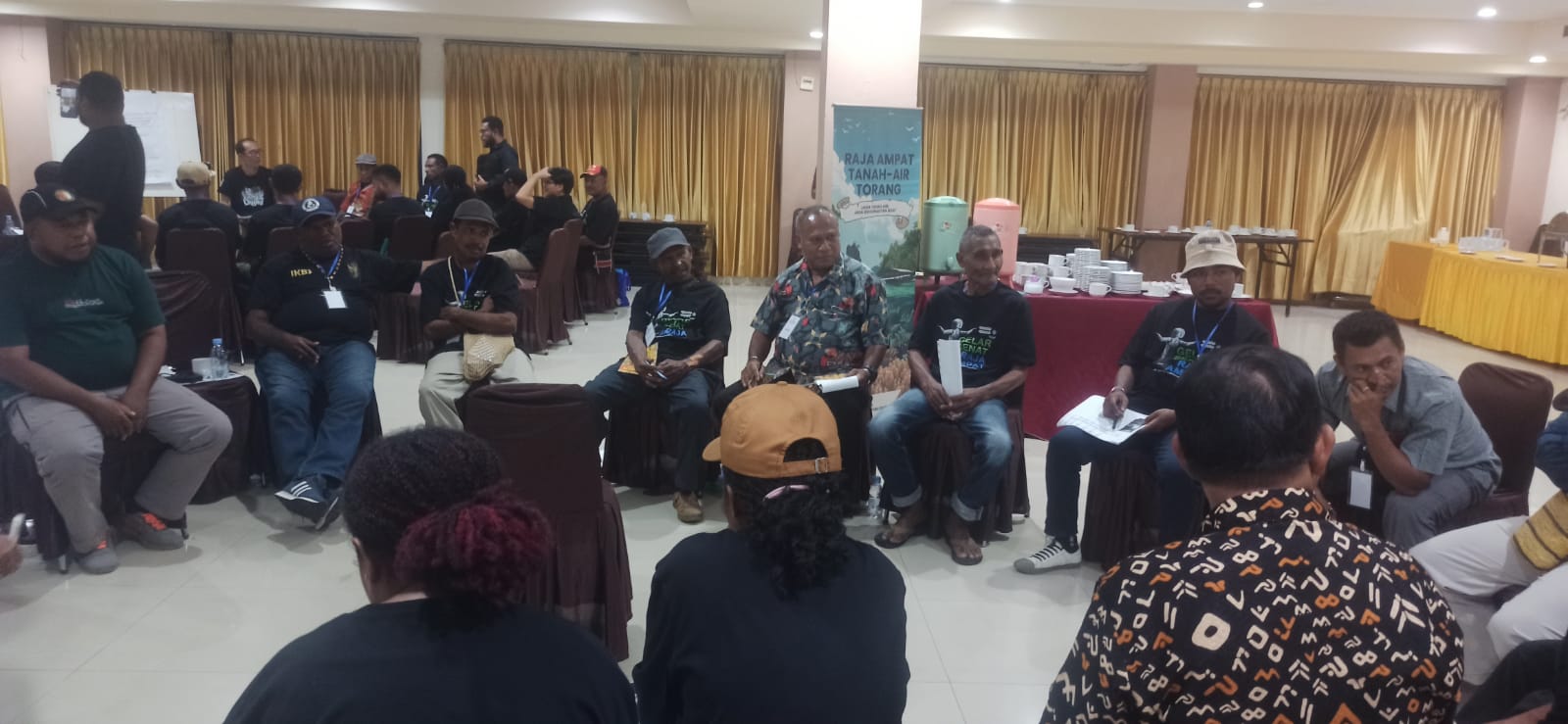 Masyarakat Adat Raja Ampat dan Pemerintah Sepakati Tata Kelola Sumber Daya Alam Berbasis Kearifan Lokal Masyarakat Adat Raja Ampat dan Pemerintah Sepakati Tata Kelola Sumber Daya Alam Berbasis Kearifan Lokal