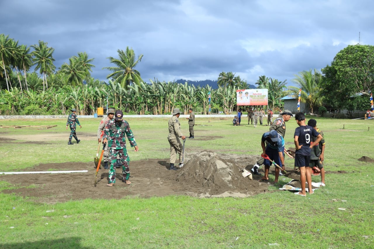Menjelang TMMD ke-126, Lapangan Desa Wama Dirapikan untuk Upacara Pembukaan
