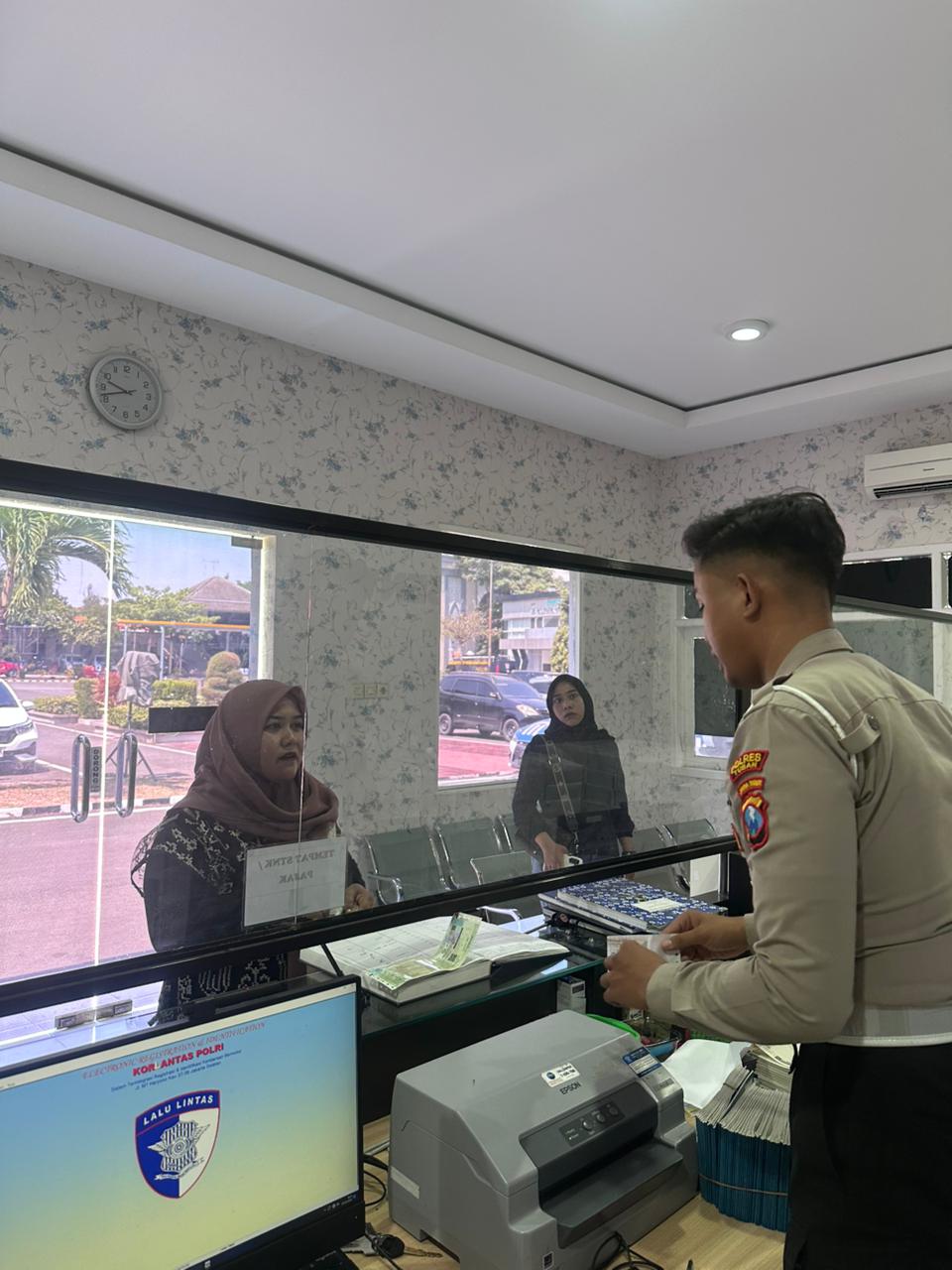 Satlantas Polres Tuban Sosialisasikan Prosedur Pengambilan BPKB Lewat Program POLANTAS MENYAPA