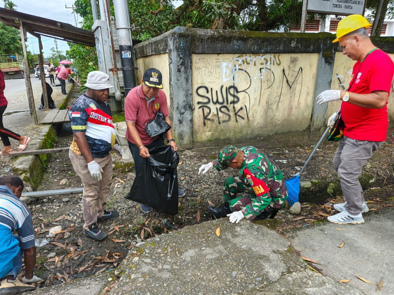 Mencegah Terjadinya Sumbatan Dan Genangan Air, Babinsa Koramil Timika Ajak Warga Bersihkan Saluran Drainase Mencegah Terjadinya Sumbatan Dan Genangan Air, Babinsa Koramil Timika Ajak Warga Bersihkan Saluran Drainase
