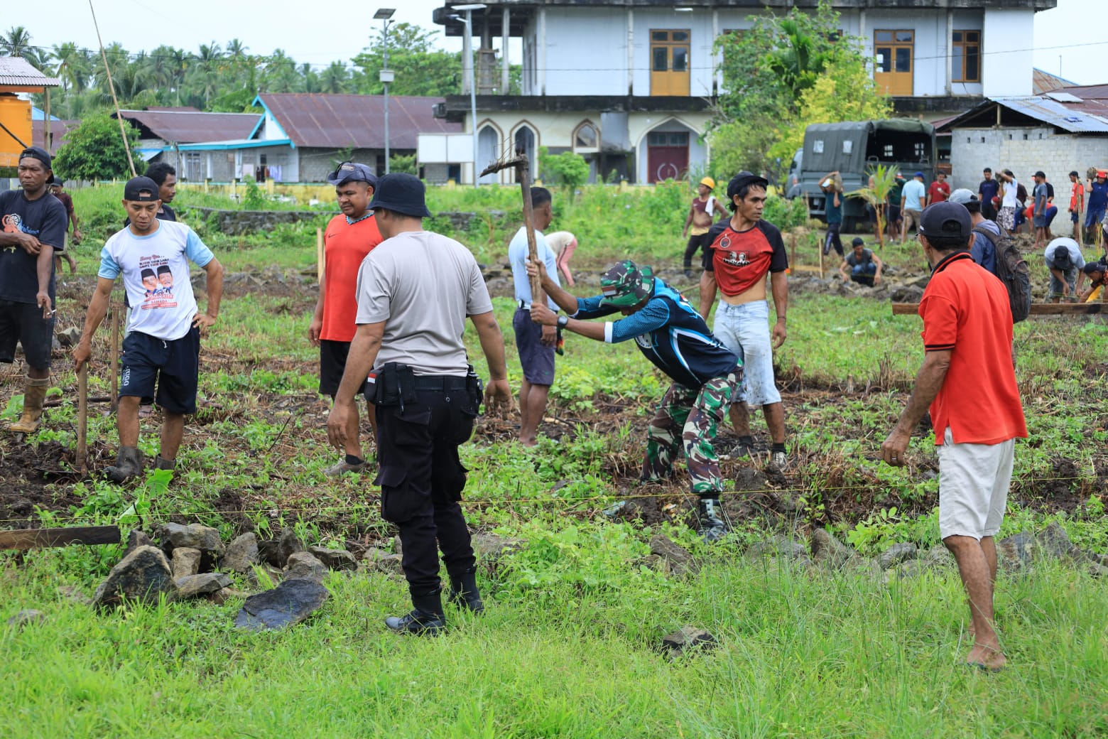 Hari Pertama TMMD Ke-126 Kodim 1505/Tidore, Personel Satgas dan Warga Mulai Kerjakan Sasaran Fisik di Desa Wama Hari Pertama TMMD Ke-126 Kodim 1505/Tidore, Personel Satgas dan Warga Mulai Kerjakan Sasaran Fisik di Desa Wama