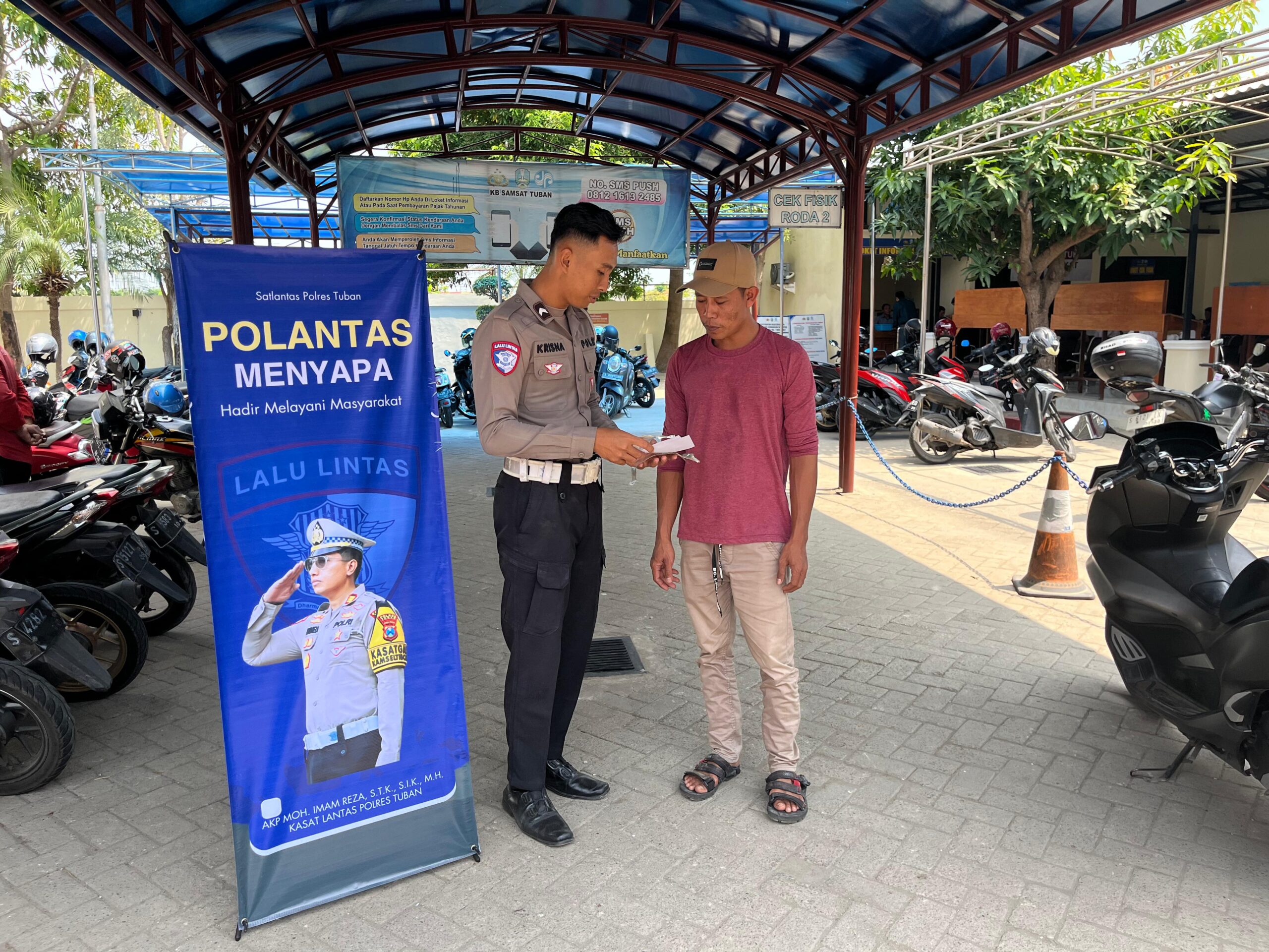 “Polantas Menyapa” di Tuban: Satlantas Edukasi Masyarakat soal Pajak dan Registrasi Kendaraan “Polantas Menyapa” di Tuban: Satlantas Edukasi Masyarakat soal Pajak dan Registrasi Kendaraan