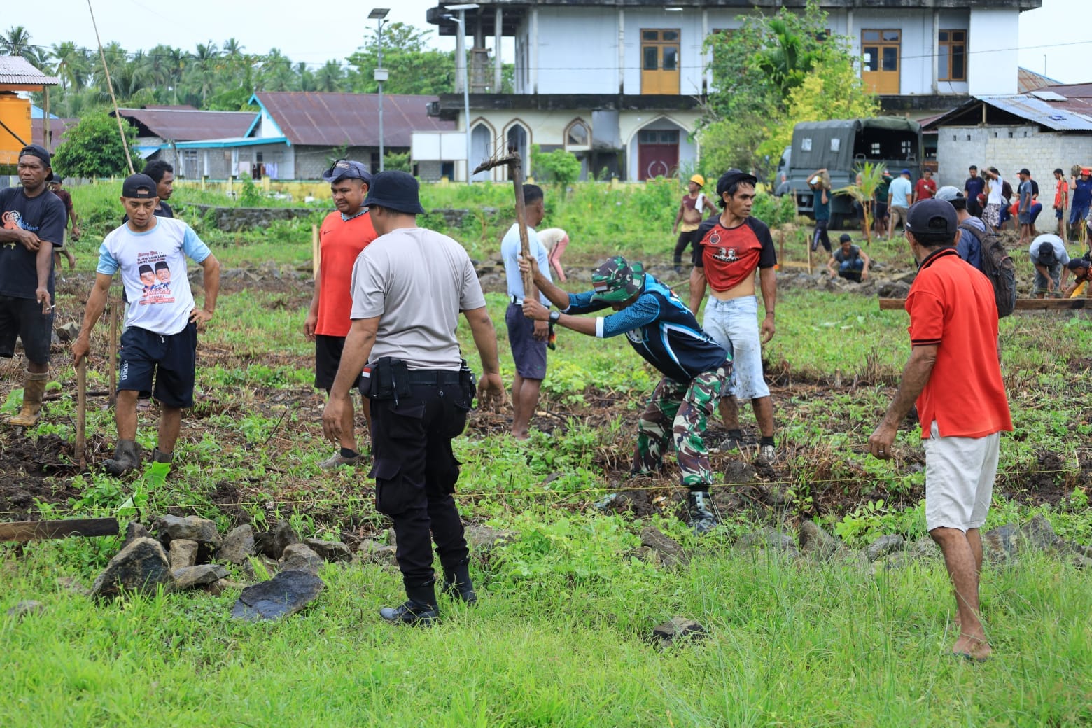 Hari Pertama TMMD ke-126 Kodim 1505/Tidore, Personil Satgas dan Warga Mulai Kerjakan Sasaran Fisik di Desa Wama