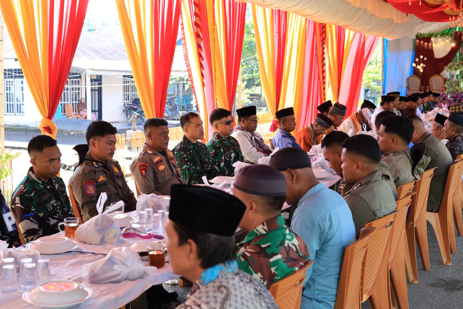 Tak Sekadar Membangun, Satgas TMMD Kodim 1505/Tidore Hadir Menyatuh Dengan Rakyat Tak Sekadar Membangun, Satgas TMMD Kodim 1505/Tidore Hadir Menyatuh Dengan Rakyat