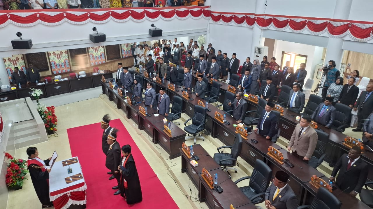 Pelantikan John E. Lewerissa Sebagai Ketua DPR Kota Sorong: Awal Baru untuk Sinergi Pemerintahan Pelantikan John E. Lewerissa Sebagai Ketua DPR Kota Sorong: Awal Baru untuk Sinergi Pemerintahan