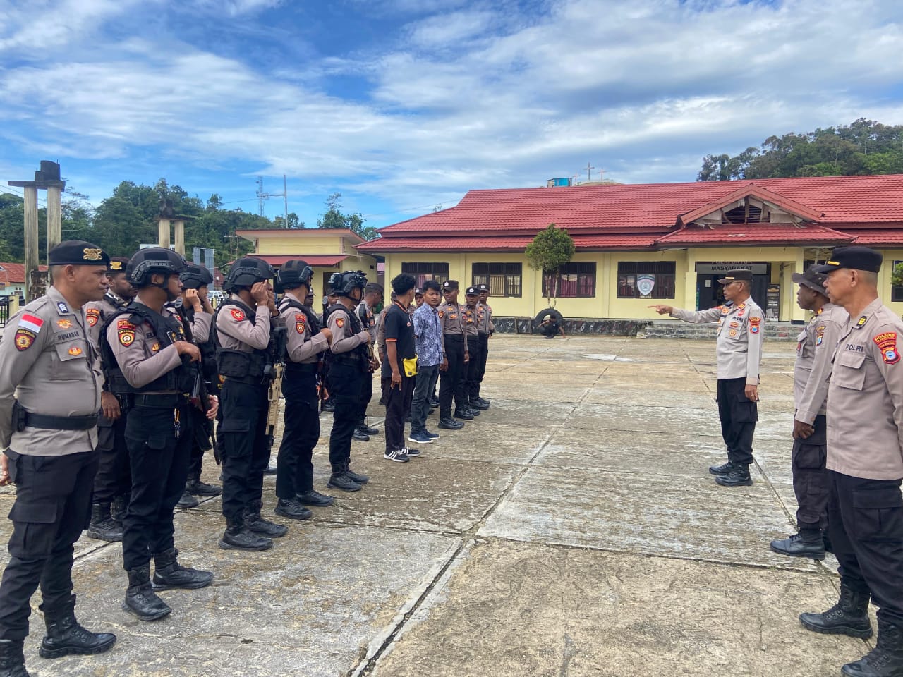 Polres Maybrat Kerahkan 50 Personel Amankan HUT Pekabaran Injil ke-71 di Kambufatem Polres Maybrat Kerahkan 50 Personel Amankan HUT Pekabaran Injil ke-71 di Kambufatem
