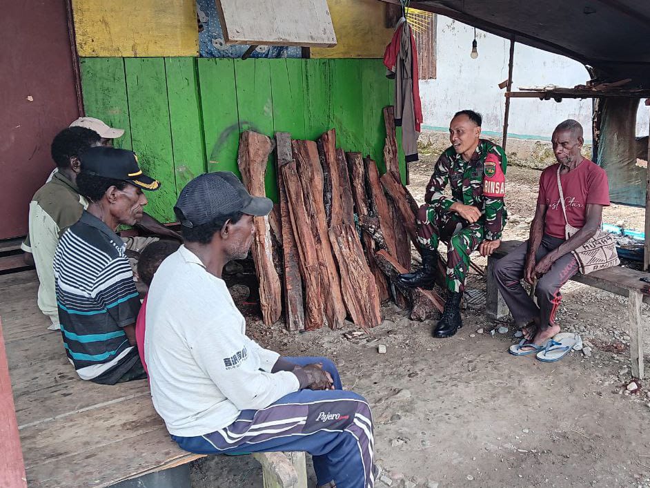 Bahas Keamanan dan Pembangunan, Babinsa Koramil Mapurujaya Laksanakan Komsos dengan Kepala Kampung Hiripau Bahas Keamanan dan Pembangunan, Babinsa Koramil Mapurujaya Laksanakan Komsos dengan Kepala Kampung Hiripau