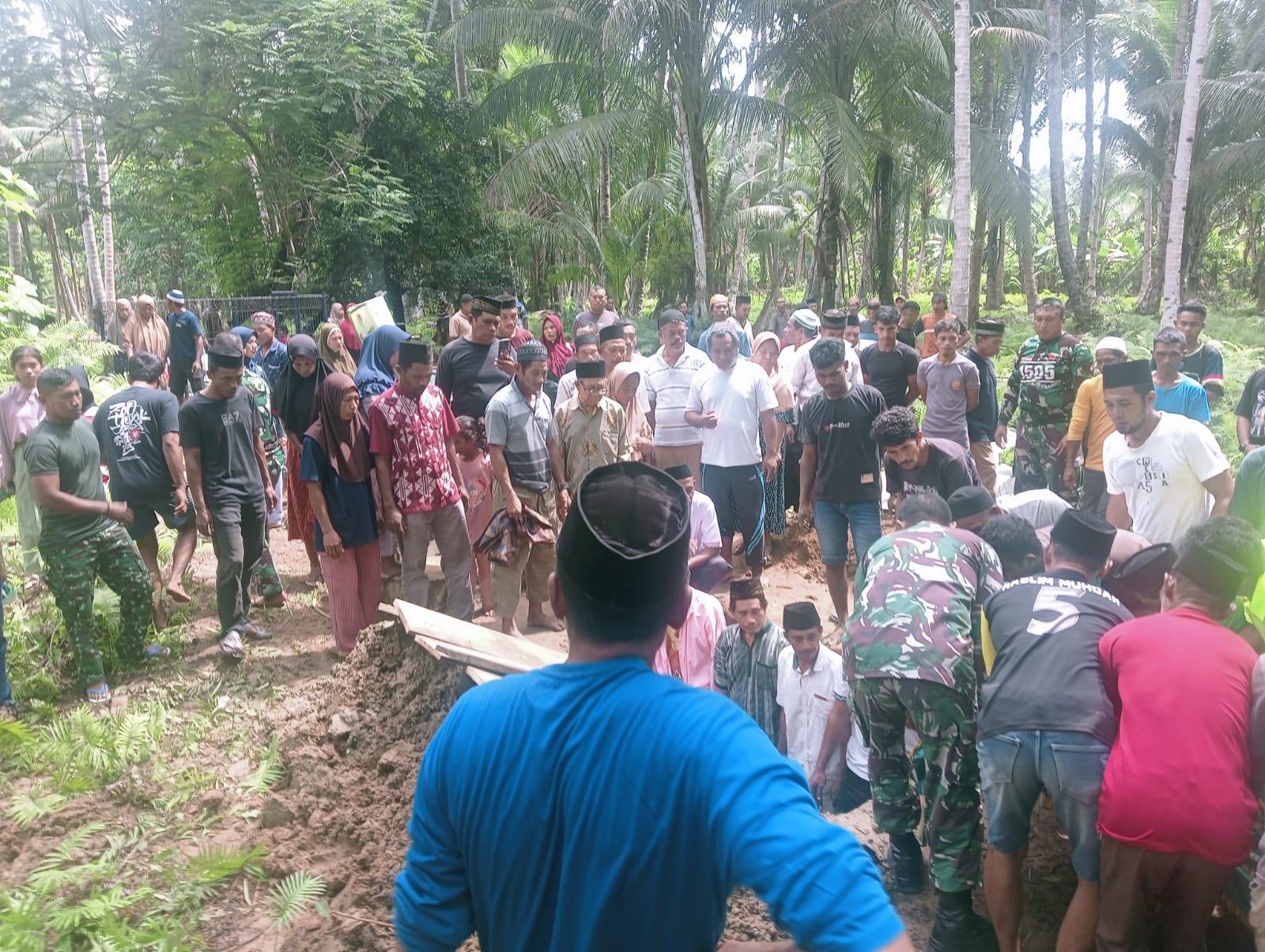 Di Tengah Kesibukan Membangun, Satgas TMMD Kodim 1505/Tidore Tetap Peduli Warga Berduka Di Tengah Kesibukan Membangun, Satgas TMMD Kodim 1505/Tidore Tetap Peduli Warga Berduka