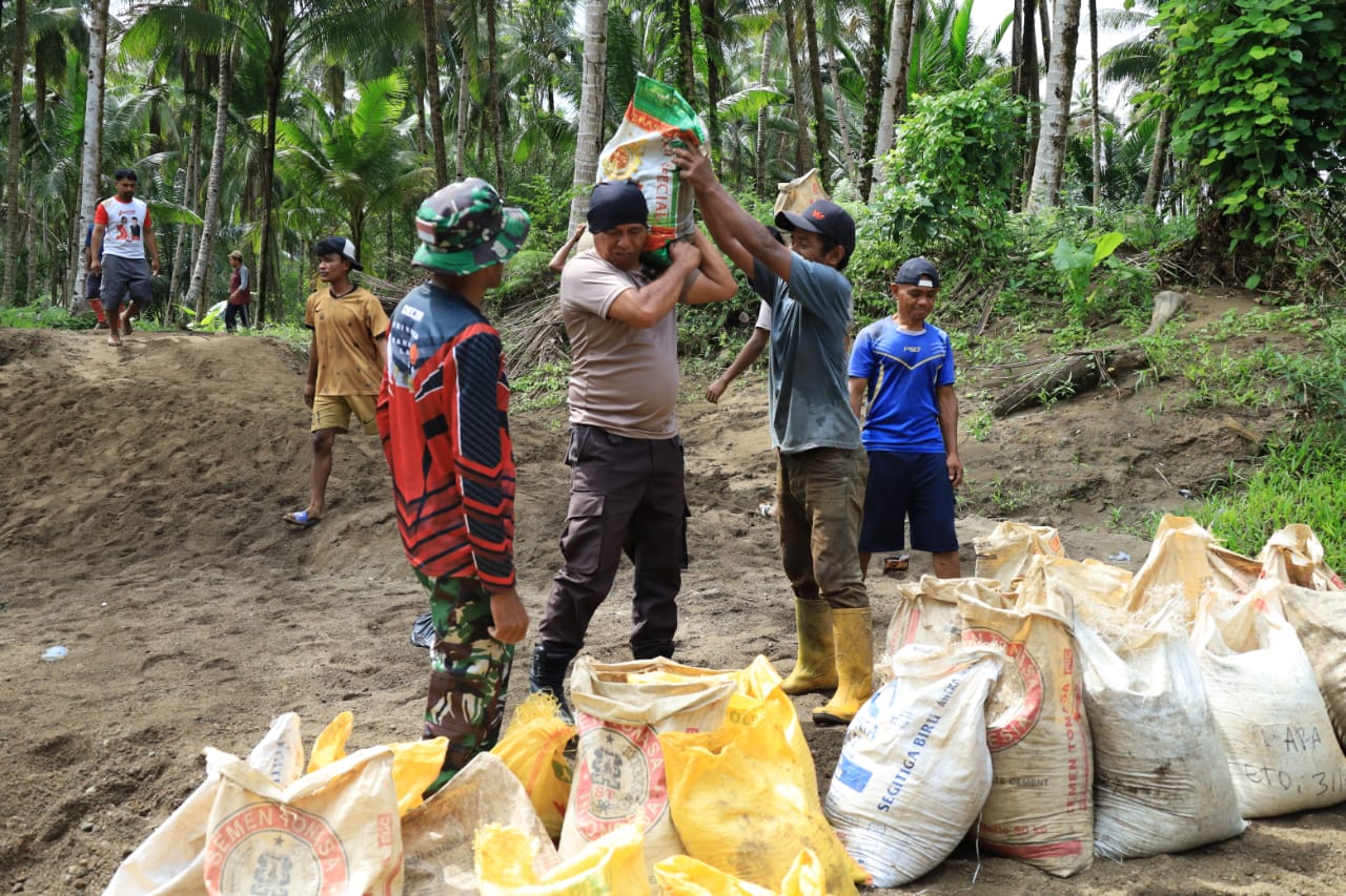Satgas TMMD Kodim 1505/Tidore Bersama Warga Gotong Royong Ambil Material Pasir Untuk Pembangunan Lapangan Bola Voli Satgas TMMD Kodim 1505/Tidore Bersama Warga Gotong Royong Ambil Material Pasir Untuk Pembangunan Lapangan Bola Voli