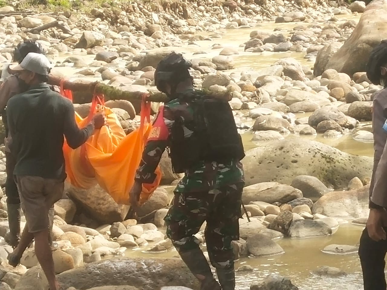 Aksi Sigap Prajurit Kodim 1715/Yahukimo Mengevakuasi Para Pendulang Emas Yang Menjadi Korban Pembunuhan oleh OPM di wilayah Yahukimo Aksi Sigap Prajurit Kodim 1715/Yahukimo Mengevakuasi Para Pendulang Emas Yang Menjadi Korban Pembunuhan oleh OPM di wilayah Yahukimo