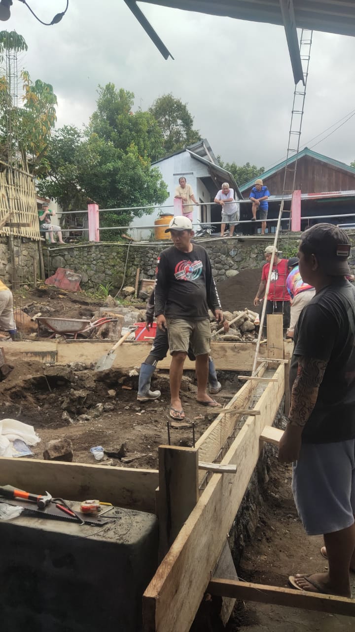 Mapalus Bangkitkan Semangat dan Kebersamaan di Rumah Rosalin Masela Lingkungan Jaga II Kampung Liwutung Mapalus Bangkitkan Semangat dan Kebersamaan di Rumah Rosalin Masela Lingkungan Jaga II Kampung Liwutung