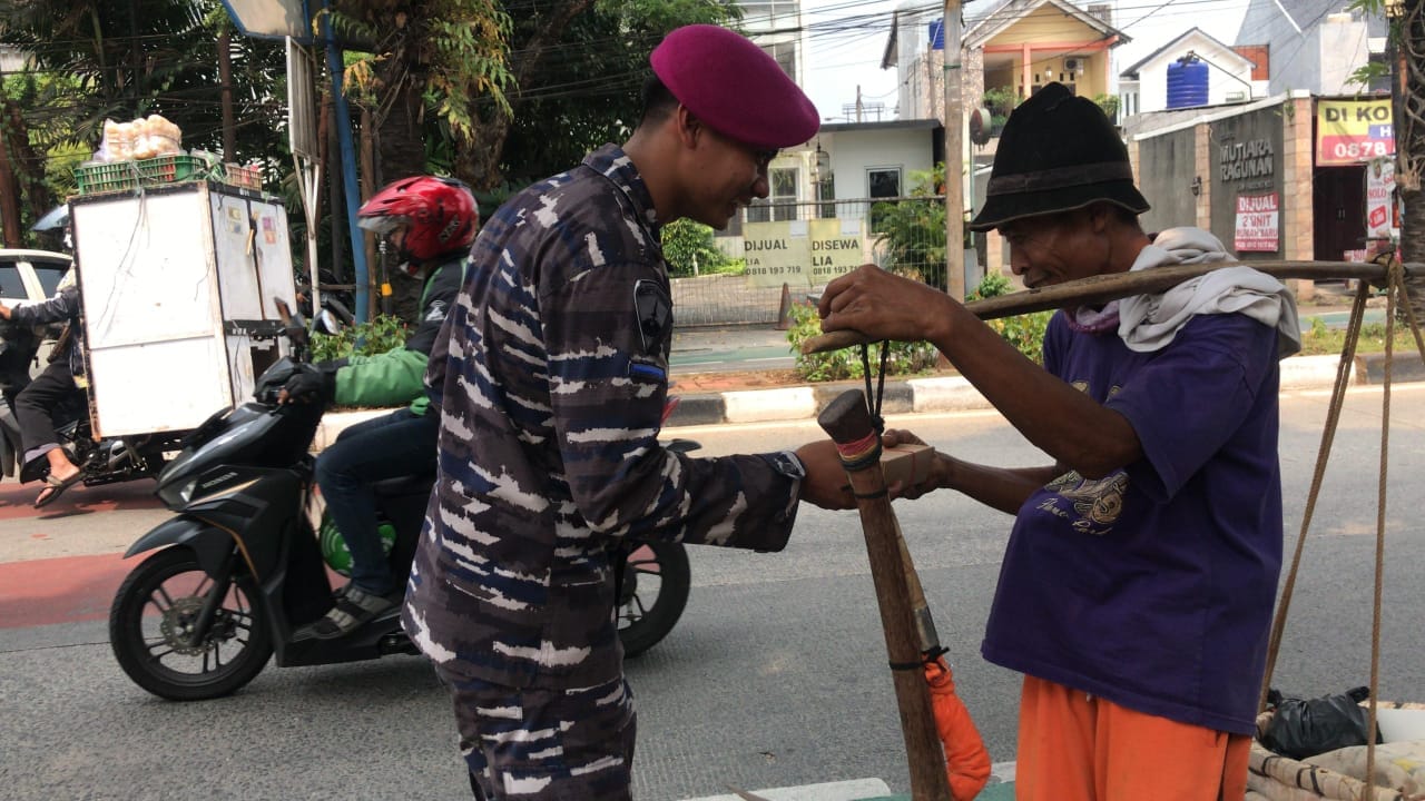 Prajurit Yonif 2 Marinir Berbagi Kebaikan Dengan Kegiatan Jum'at Berkah