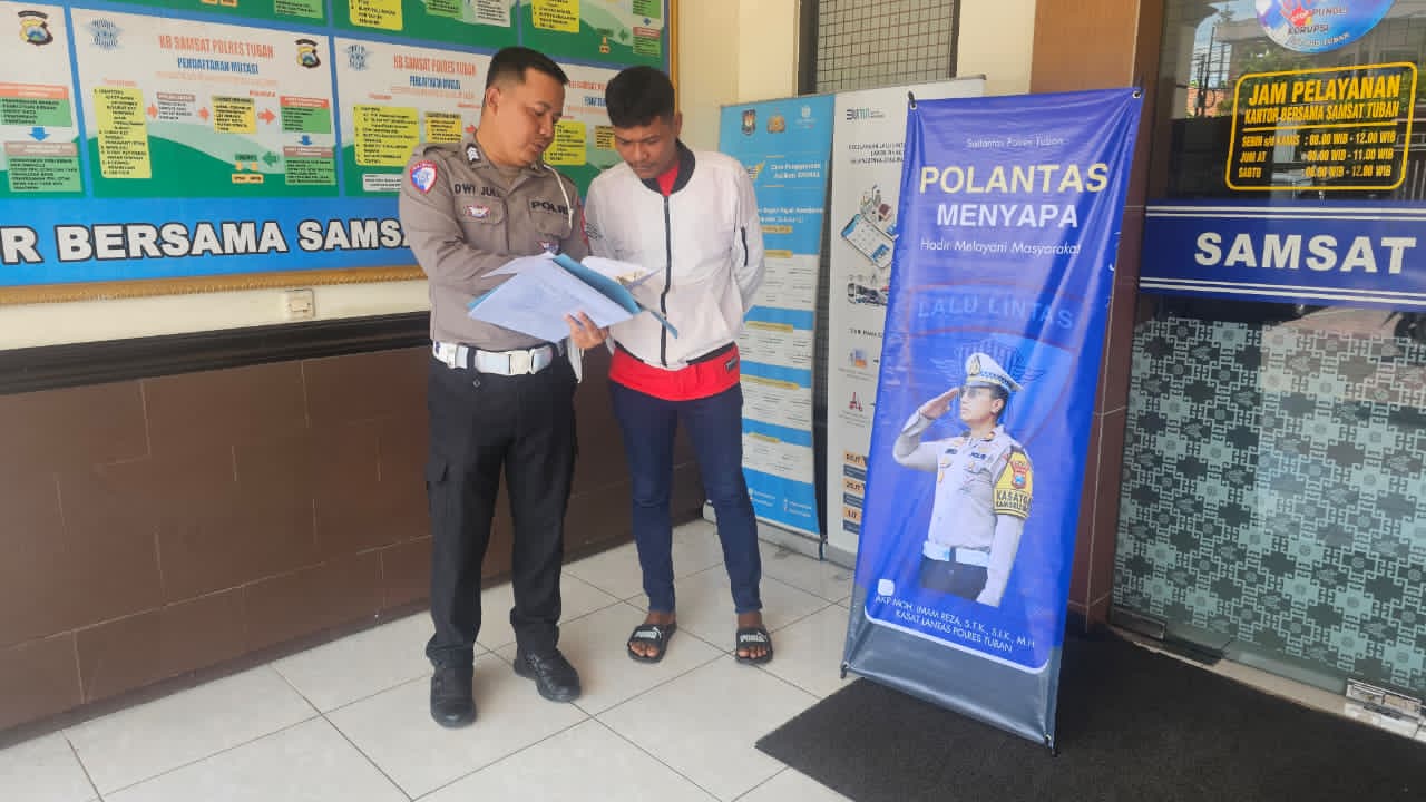Satlantas Polres Tuban Ajak Warga Lebih Paham Prosedur SIM, STNK, dan BPKB Lewat Program Polantas Menyapa Satlantas Polres Tuban Ajak Warga Lebih Paham Prosedur SIM, STNK, dan BPKB Lewat Program Polantas Menyapa