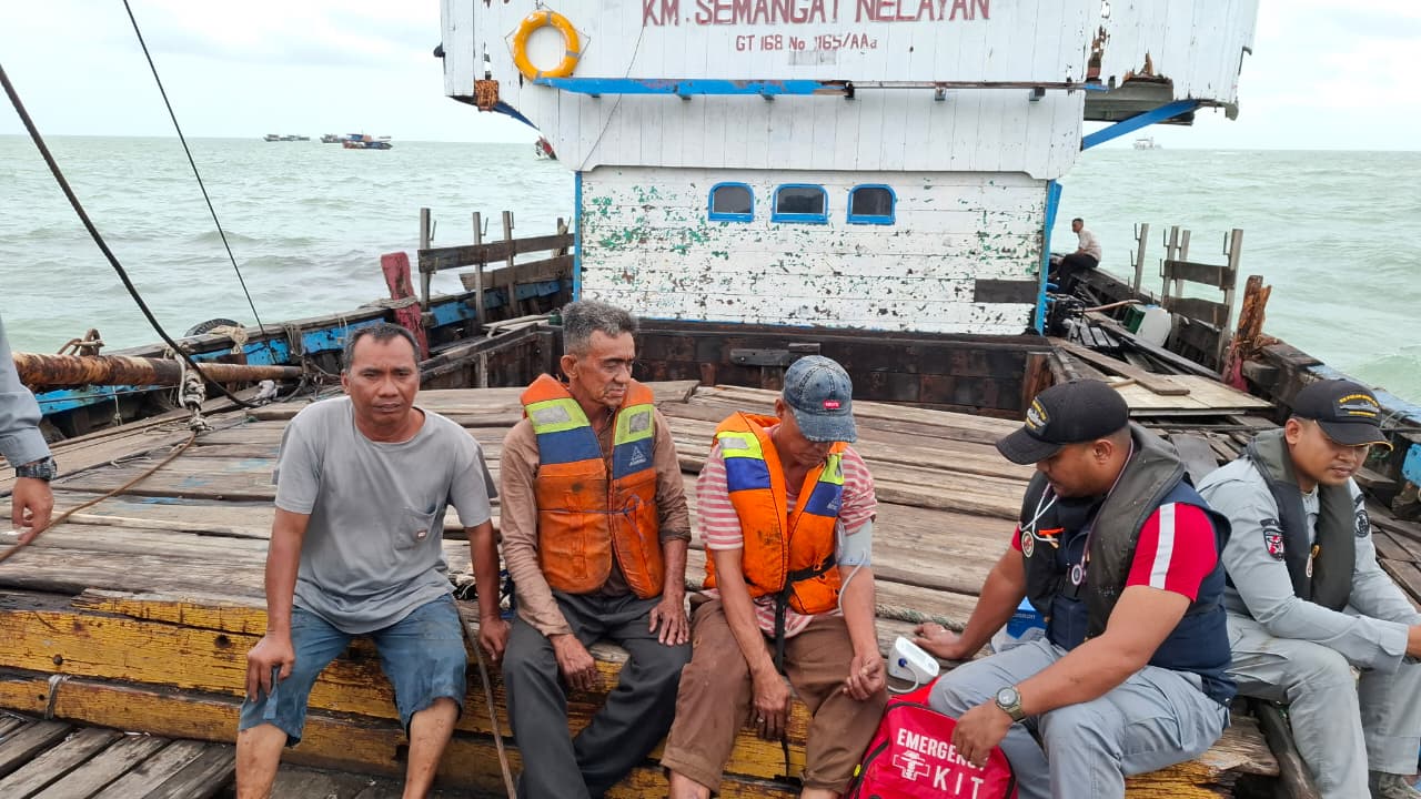 Bakamla RI Selamatkan Kapal Mati Mesin di Tengah Cuaca Buruk Bakamla RI Selamatkan Kapal Mati Mesin di Tengah Cuaca Buruk