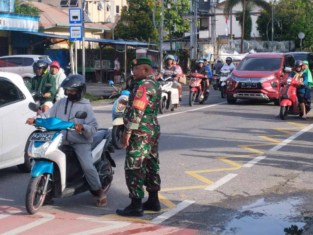 Peduli Keselamatan, Babinsa Timika Bantu Lalu Lintas Penyeberangan Anak Sekolah Peduli Keselamatan, Babinsa Timika Bantu Lalu Lintas Penyeberangan Anak Sekolah