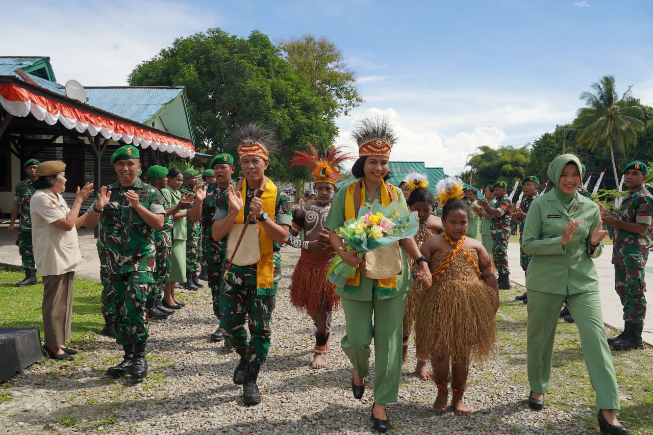 Pangdam Kasuari Kunjungi Kodim 1811/Teluk Wondama : Dorong Prajurit Tetap Semangat dan Dekat dengan Masyarakat Pangdam Kasuari Kunjungi Kodim 1811/Teluk Wondama : Dorong Prajurit Tetap Semangat dan Dekat dengan Masyarakat