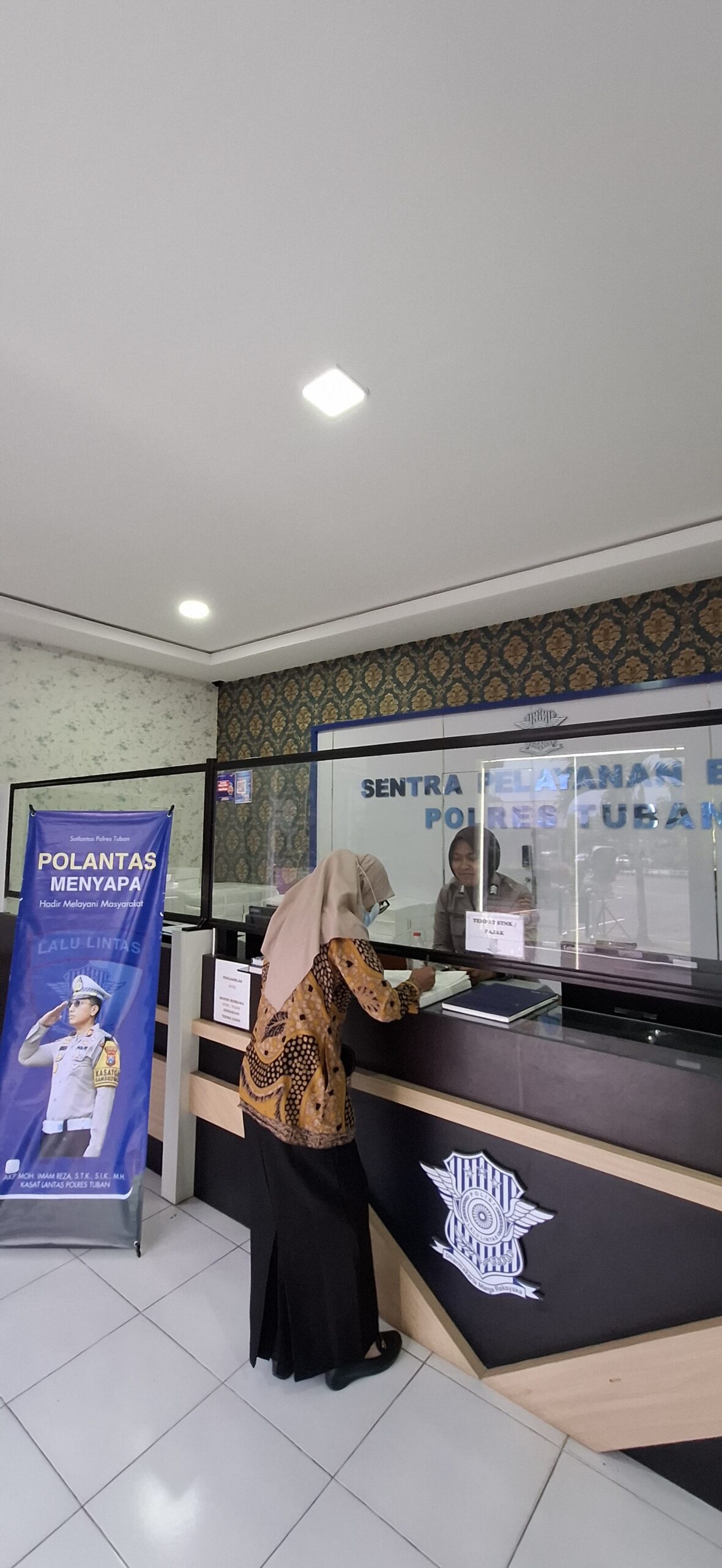 Senyum Polantas di Tuban Jadi Obat Kekhawatiran Warga Urus Kendaraan Senyum Polantas di Tuban Jadi Obat Kekhawatiran Warga Urus Kendaraan