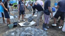 Semangat Kebersamaan, Satgas TMMD dan Warga Desa Wama Bahu Membahu Cor Lapangan Voli Semangat Kebersamaan, Satgas TMMD dan Warga Desa Wama Bahu Membahu Cor Lapangan Voli