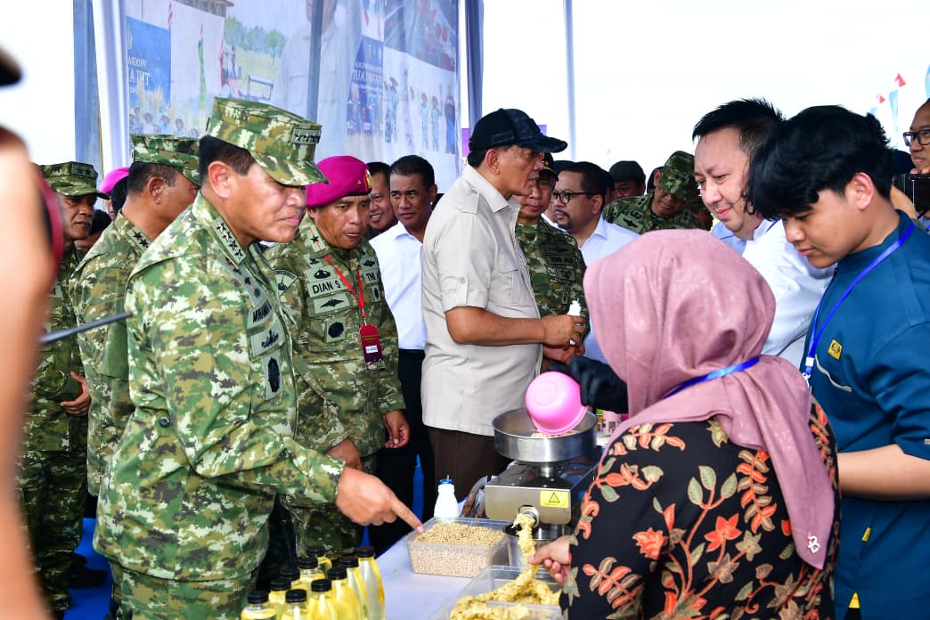 Panglima TNI Dampingi Menhan RI Tinjau Panen Kedelai Garuda Merah Putih di Lampung Utara Panglima TNI Dampingi Menhan RI Tinjau Panen Kedelai Garuda Merah Putih di Lampung Utara