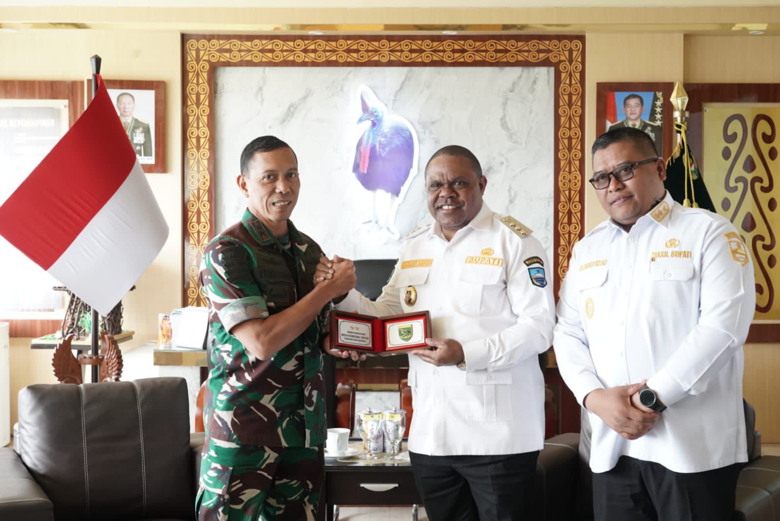 Pangdam Kasuari Terima Audiensi Bupati Manokwari Bahas Sinergi Percepatan Pembangunan, Hingga Keamanan Wilayah Manokwari Pangdam Kasuari Terima Audiensi Bupati Manokwari Bahas Sinergi Percepatan Pembangunan, Hingga Keamanan Wilayah Manokwari