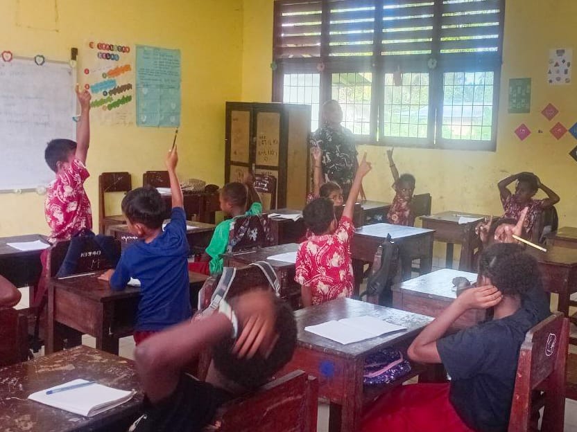 Babinsa Mapurujaya Tanamkan Nilai Cinta Tanah Air kepada Siswa SD YPPK Kaugapu