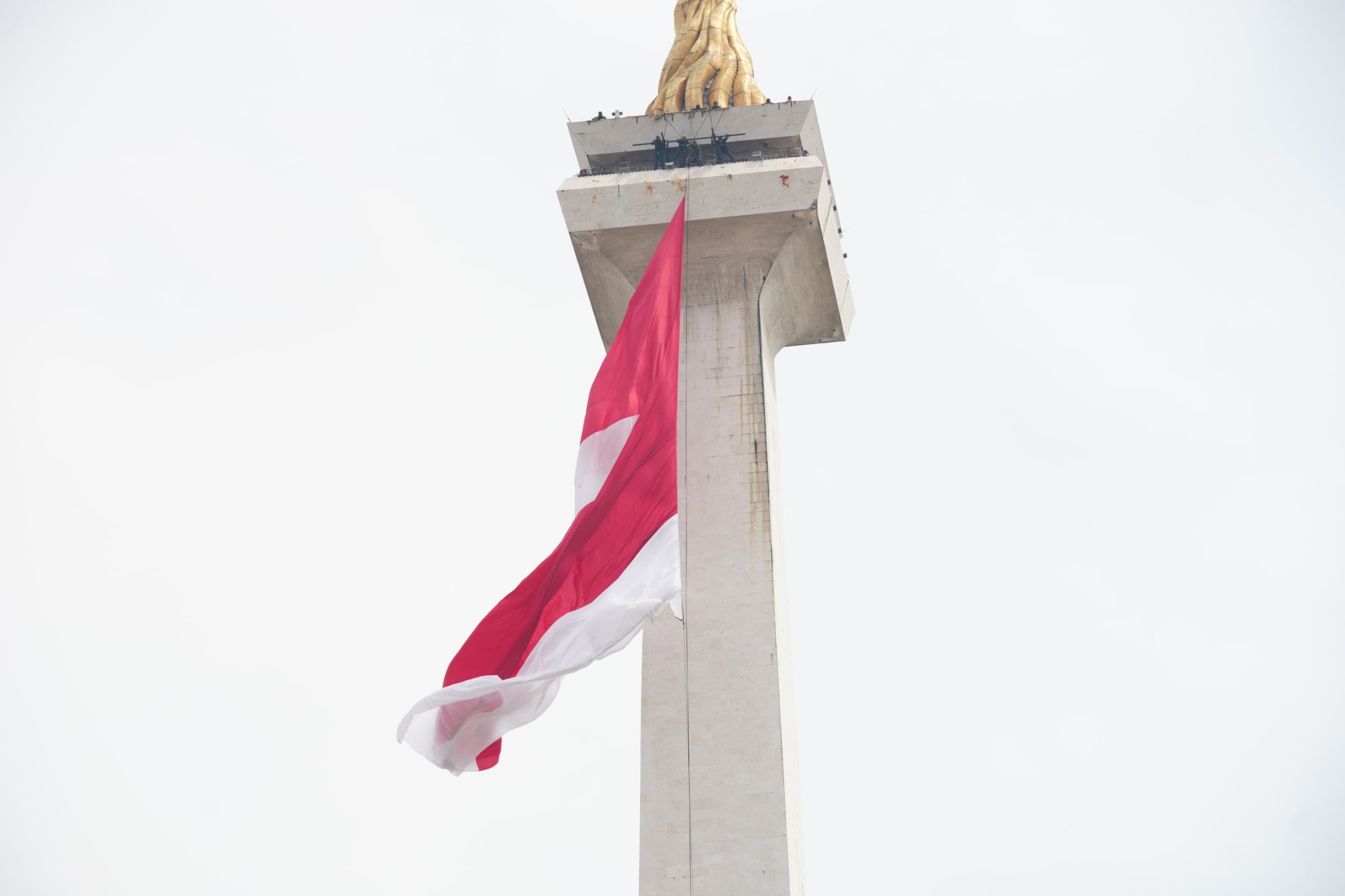 Bendera Merah Putih, Gagah Berkibar Saat Gladi Upacara HUT ke-80 TNI
