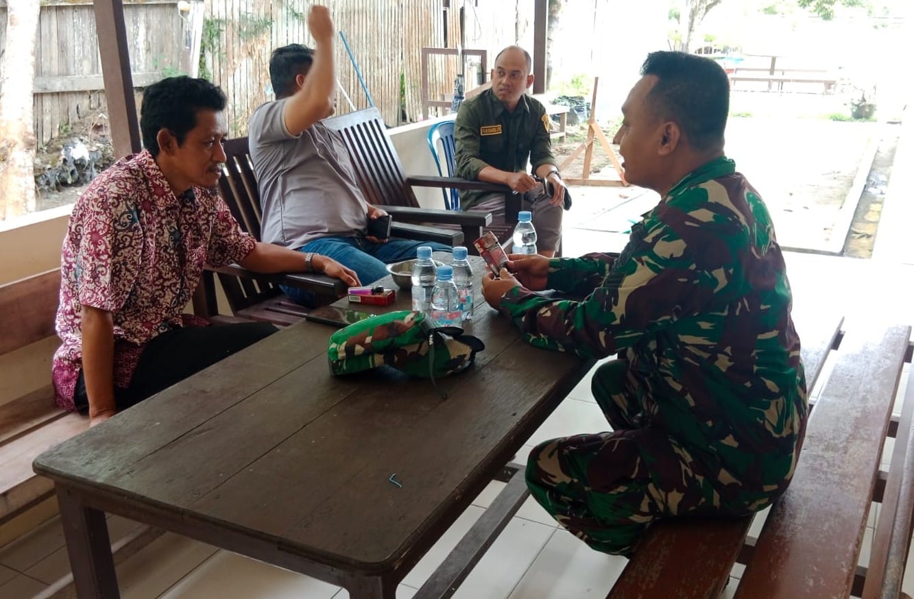 Babinsa Lakukan Komsos Bersama Warga Untuk Meningkatkan Kemanunggalan TNI-Rakyat