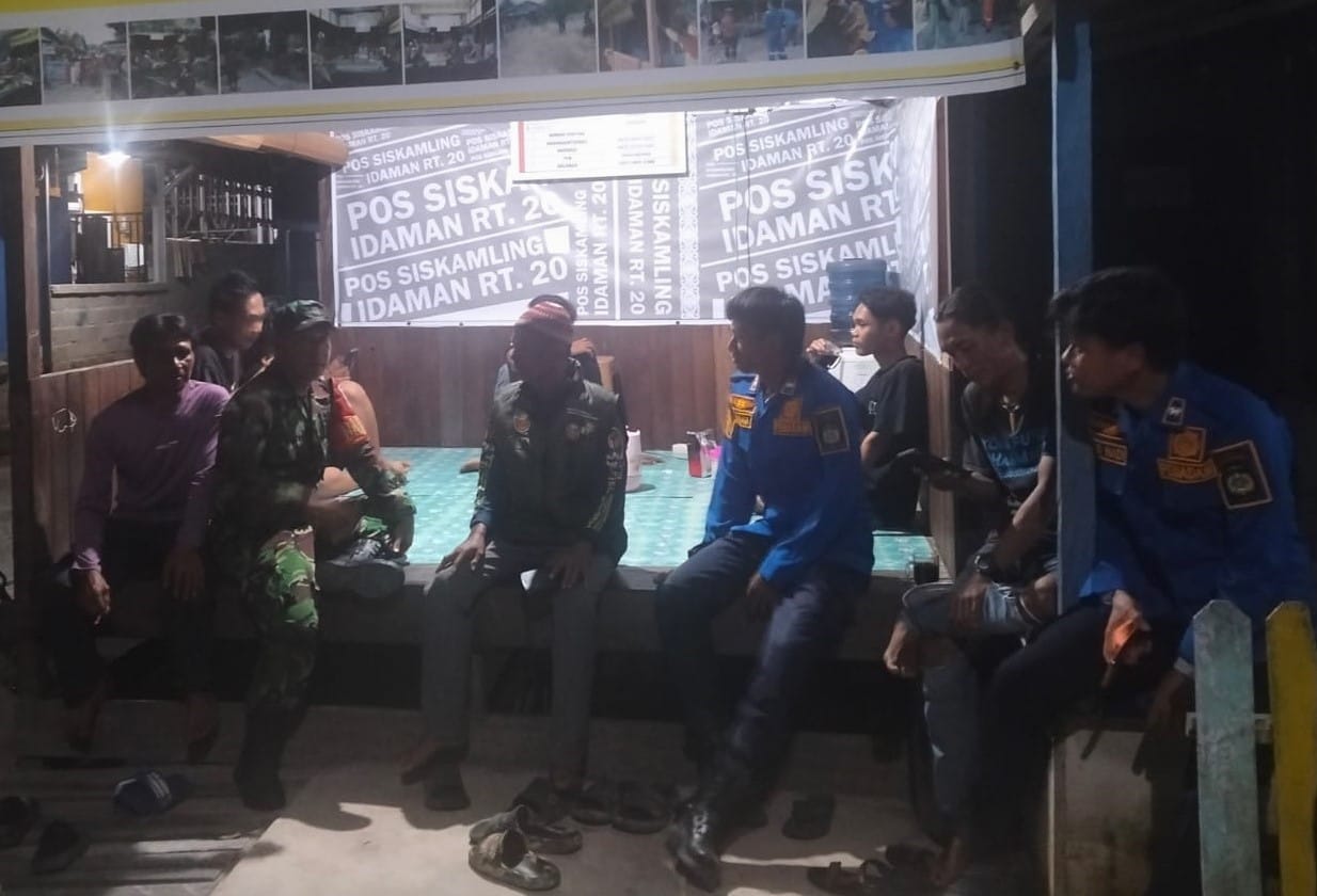 Kebersamaan Babinsa Dan Masyarakat Dalam Menciptakan Lingkungan Yang Aman Saat Malam