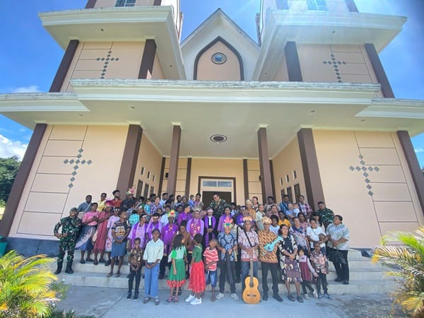 Satgas TMMD ke-126 Laksanakan Ibadah Bersama Masyarakat Distrik Kebar dengan Khidmat