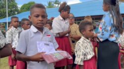 Semangat Merah Putih di Perbatasan: Prajurit Kala Hitam Bagikan Seragam untuk Anak Negeri
