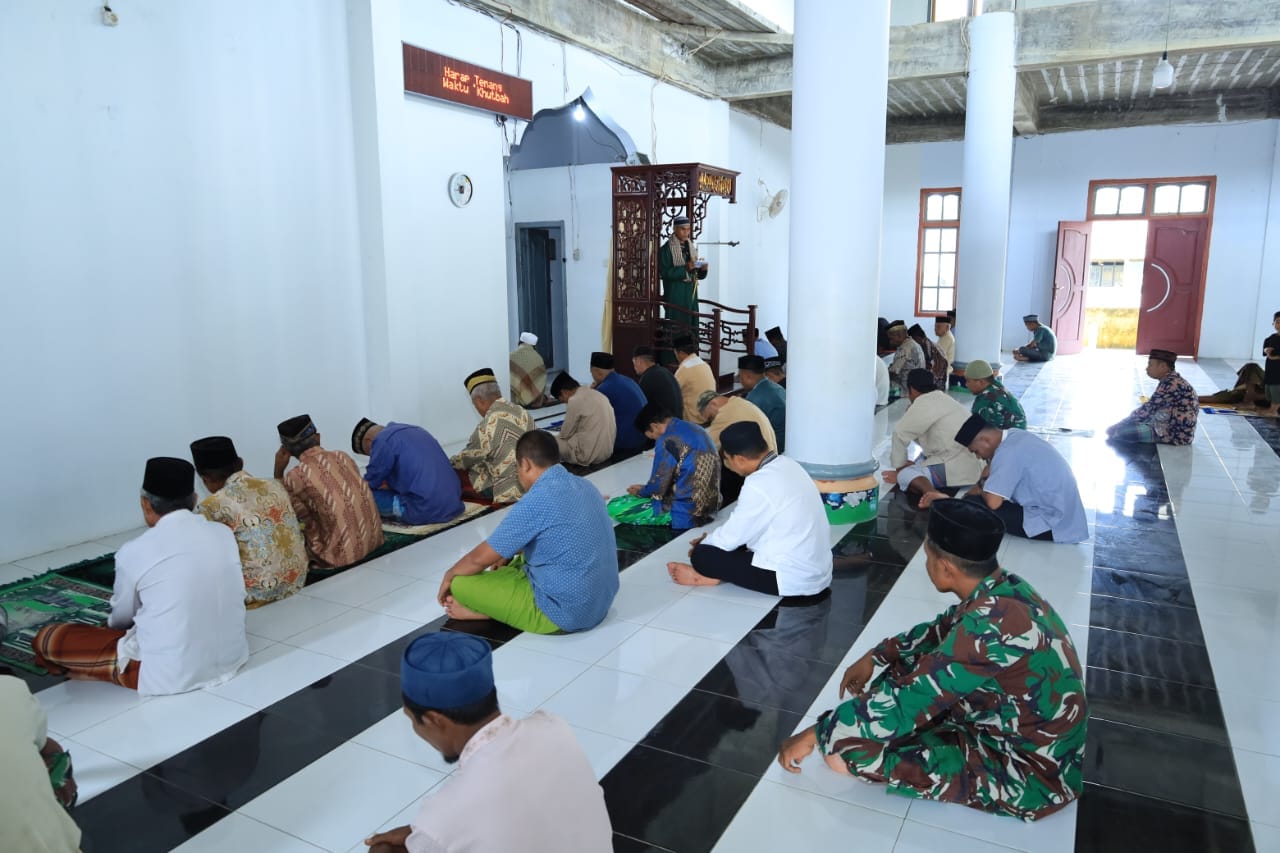 Di Tengah Pembangunan Desa, Satgas TMMD ke-126 Kodim 1505/Tidore Tetap Istiqamah Beribadah