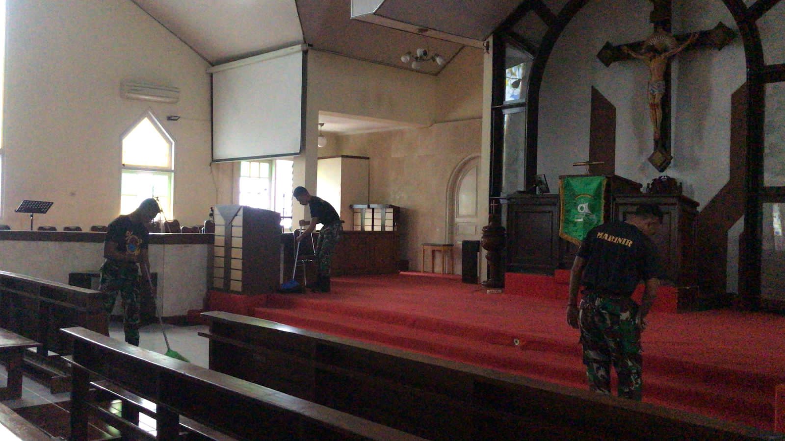 Sambut HUT ke-80 Korps Marinir, Prajurit Yonif 2 Mar Gelar Aksi Bersih-Bersih Tempat Ibadah Wujudkan Kepedulian Sosial