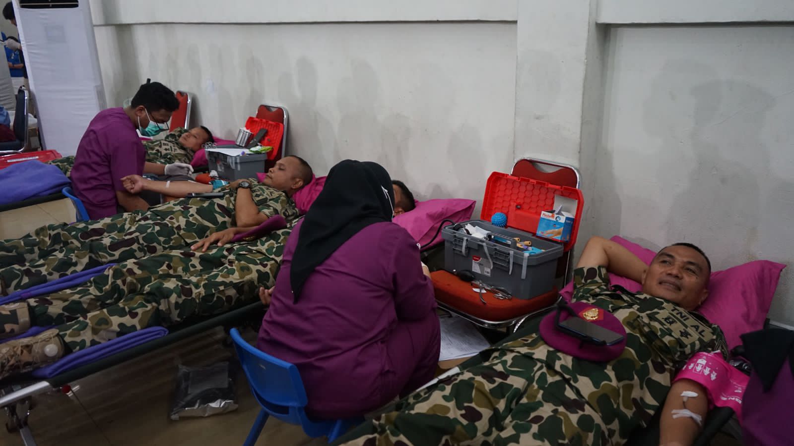 Tingkatkan Rasa Kepedulian Terhadap Sesama, Prajurit Yonif 2 Laksanakan Donor Darah Peringati HUT Korps Marinir ke-80